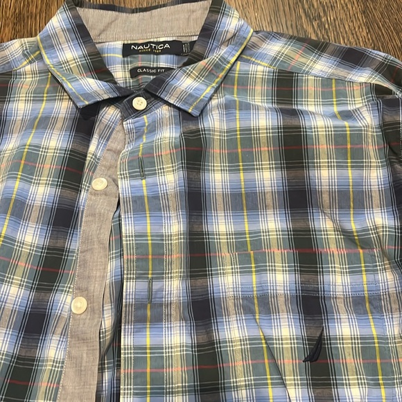 Men’s Nautica button down - Picture 2 of 4